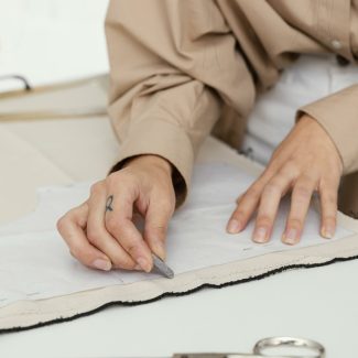 designer-travaillant-seule-dans-son-atelier