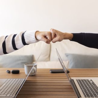 gros-plan-sur-les-personnes-travaillant-a-domicile